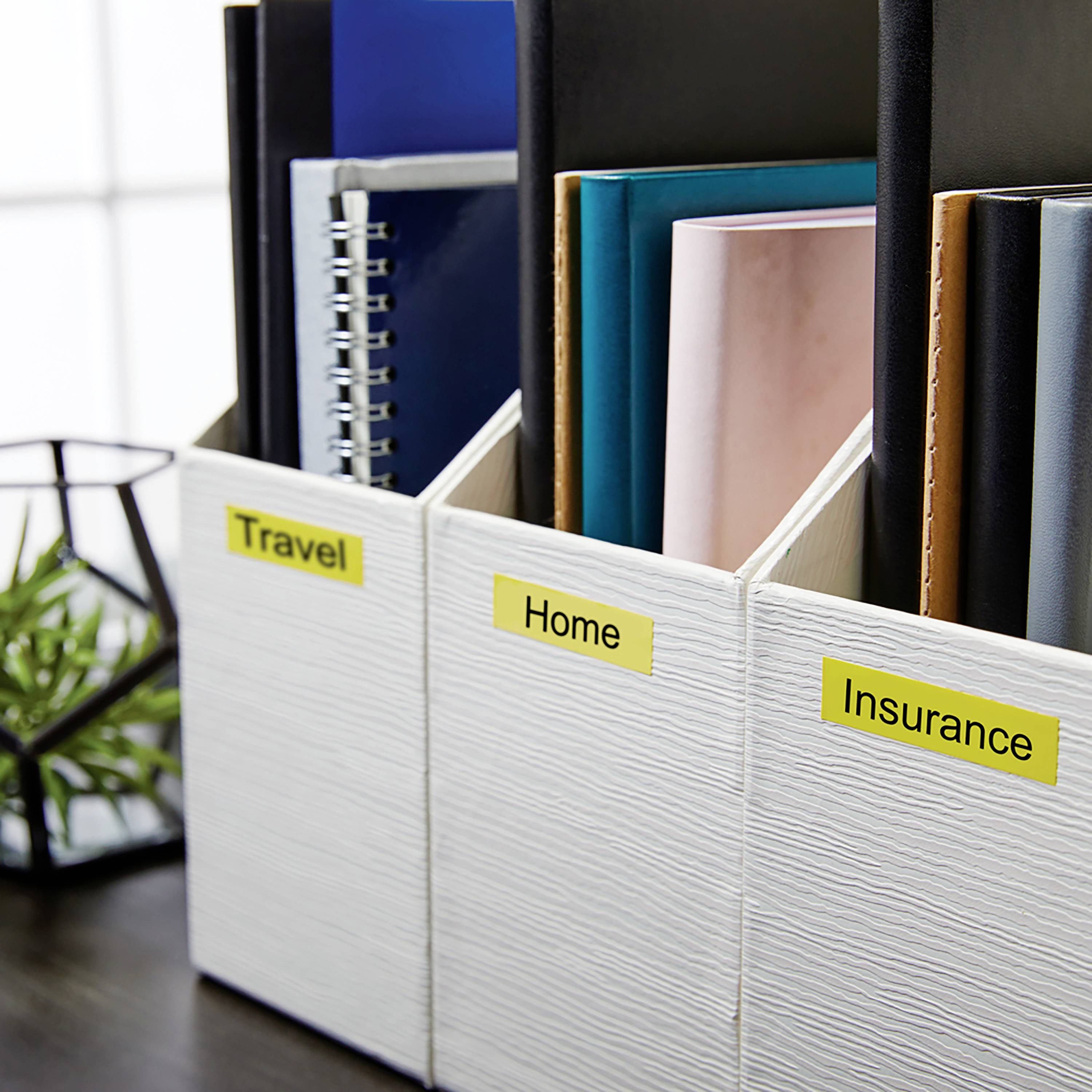 Drei Ordner in einem Regal mit gelben Etiketten: 'Travel', 'Home', 'Insurance'. Jeder Ordner enthält unterschiedliche Dokumente.