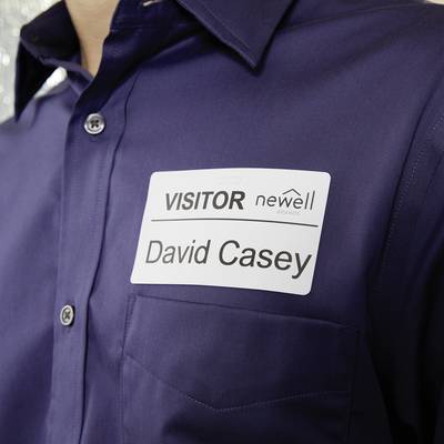 Ein Mann trägt ein Namensschild auf seiner Brust mit der Aufschrift 'VISITOR David Casey'.