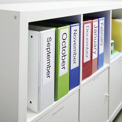 Ein Regal mit Ordnern in verschiedenen Farben, die mit September, Oktober, November, Dezember, Januar und Februar beschriftet sind.