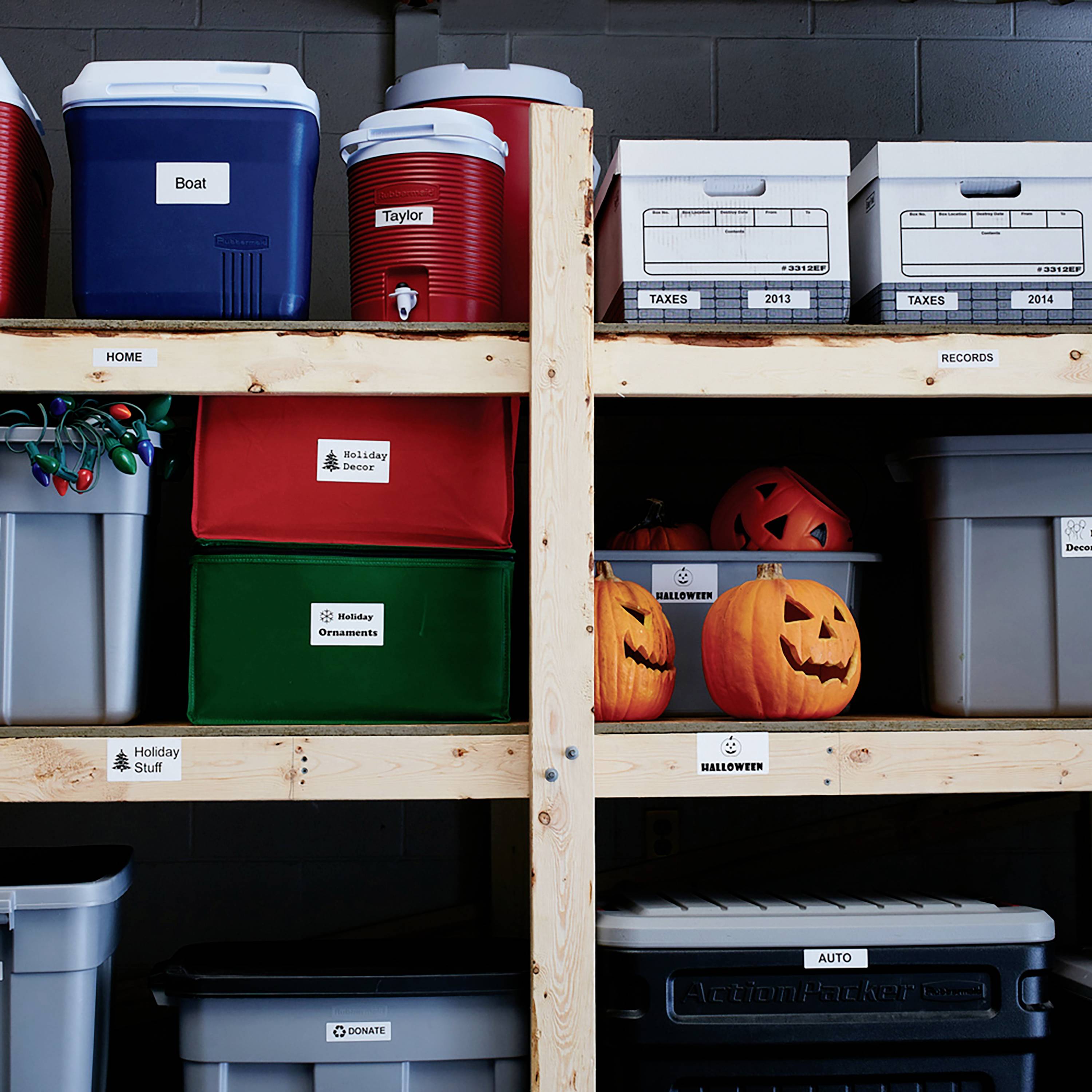 Lagerregal mit beschrifteten Aufbewahrungsboxen, darunter 'Boat', 'Taxes 2013', 'Holiday Decorations', und geschnitzten Kürbissen.