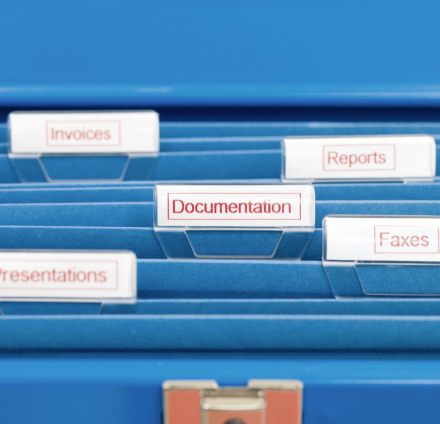 Nahaufnahme eines geöffneten Aktenordners mit Registerkarten. Zu sehen sind die Beschriftungen 'Invoices', 'Reports', 'Documentation', 'Faxes', und 'Presentations'.