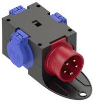 Schwarzer CEE-Adapter mit drei blauen Steckdosen und einem roten 5-poligen Stecker als ideale, kompakte elektrische Verbindung.