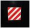 Rotes und weißes reflektierendes Warnschild mit diagonalen Streifen, häufig zur Kennzeichnung von Gefahrenbereichen verwendet.