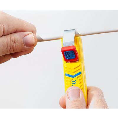 Eine Person schneidet Papier mit einem gelben Utility-Messer. Das Messer hat einen roten Knopf und blaue Chevron-Details. Hände halten das Papier und das Messer.