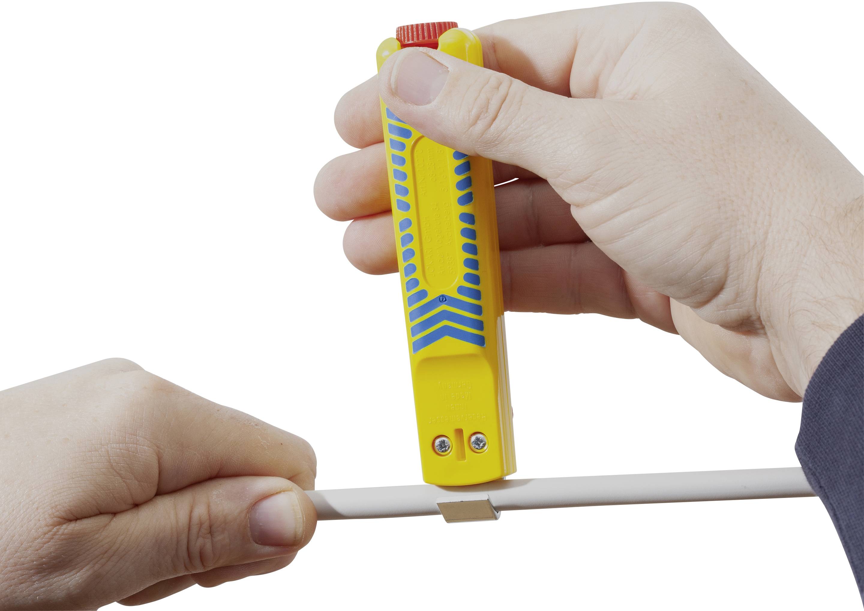 Eine Hand hält einen gelben Kabelentmanteler, die andere Hand hält ein Kabel. Der Entmanteler wird benutzt, um das Kabel zu schneiden.