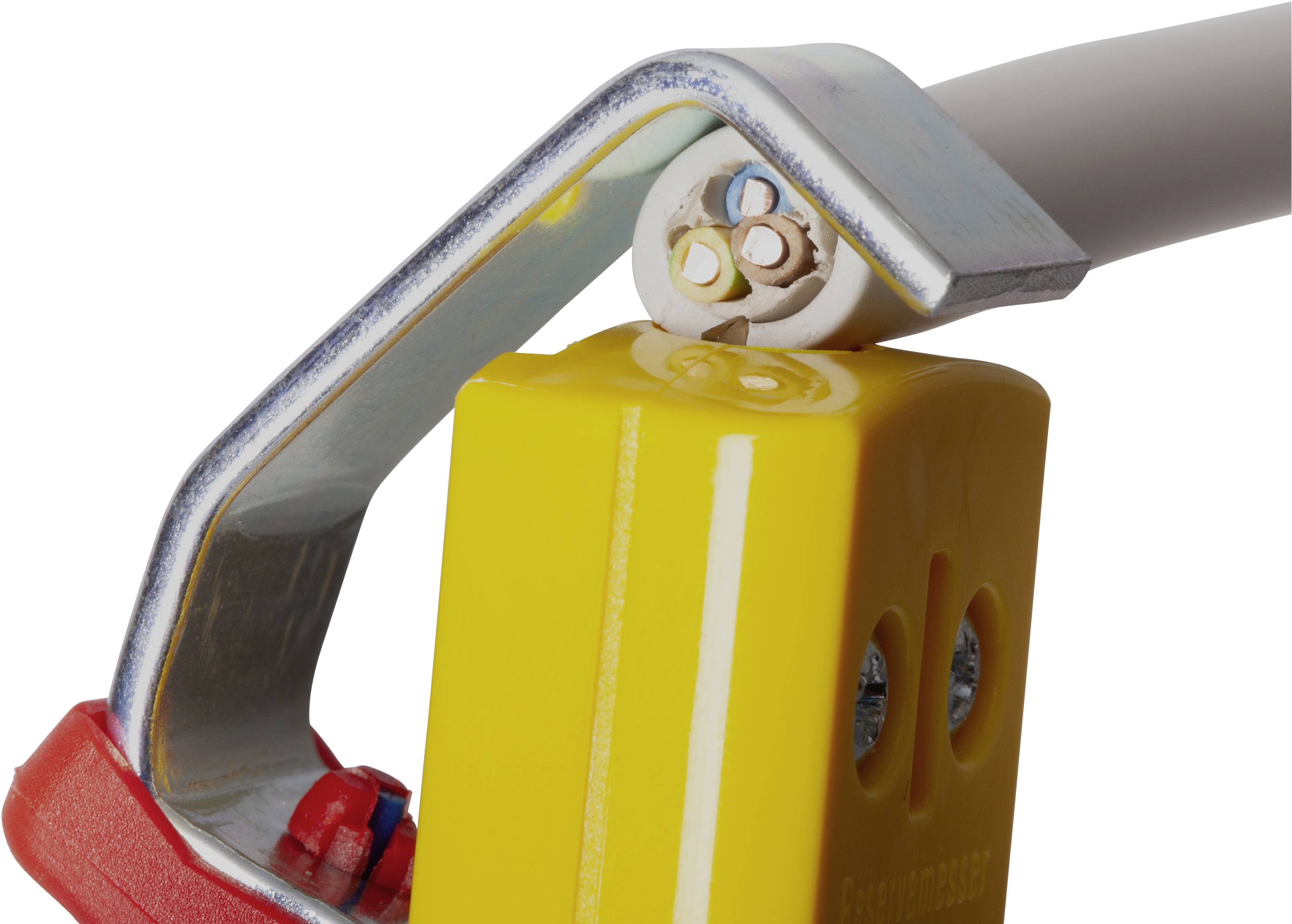 Ein gelber Drahtschneider schneidet ein weißes Kabel mit sichtbaren Kupferdrähten ab.