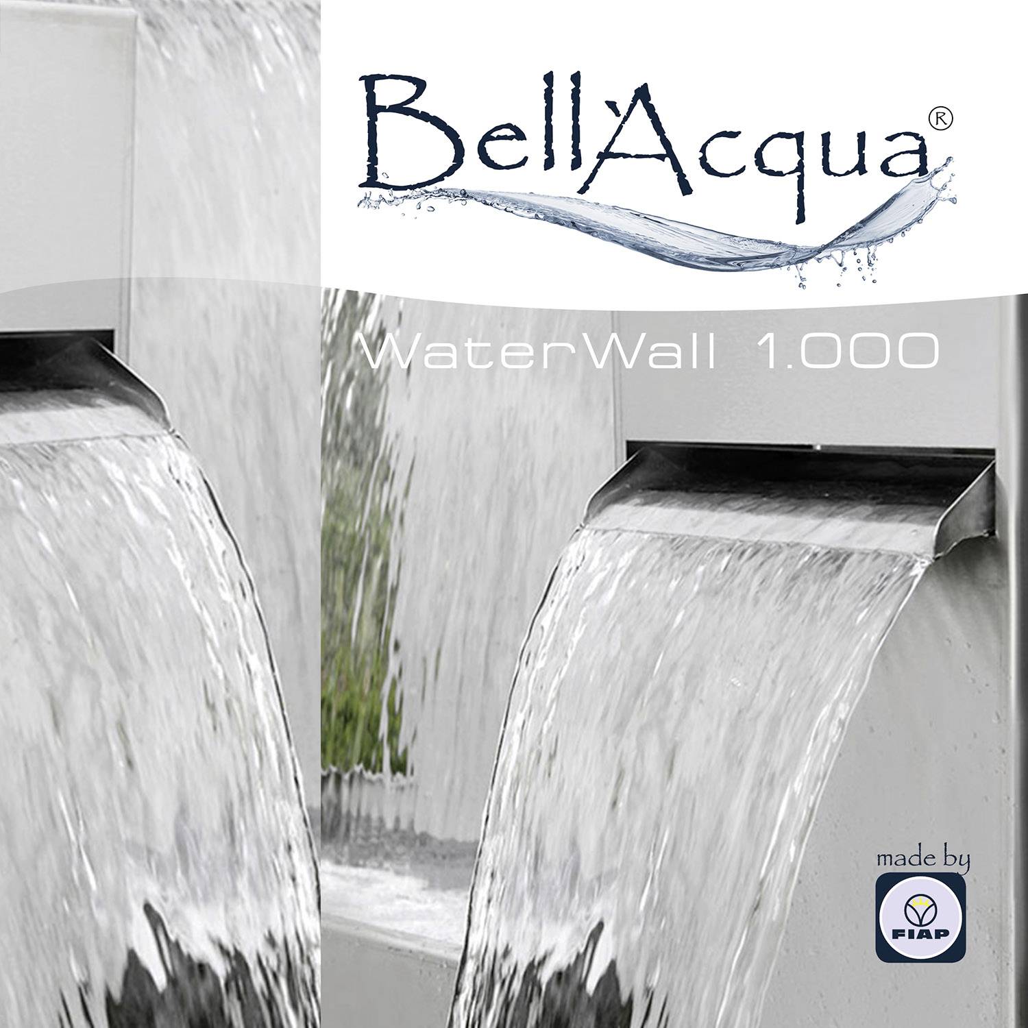 Wasserfall-Fontäne von BellAcqua mit der Aufschrift 'WaterWall 1.000'. Moderner, glänzender Metallauslauf, Wasser fließt sanft.
