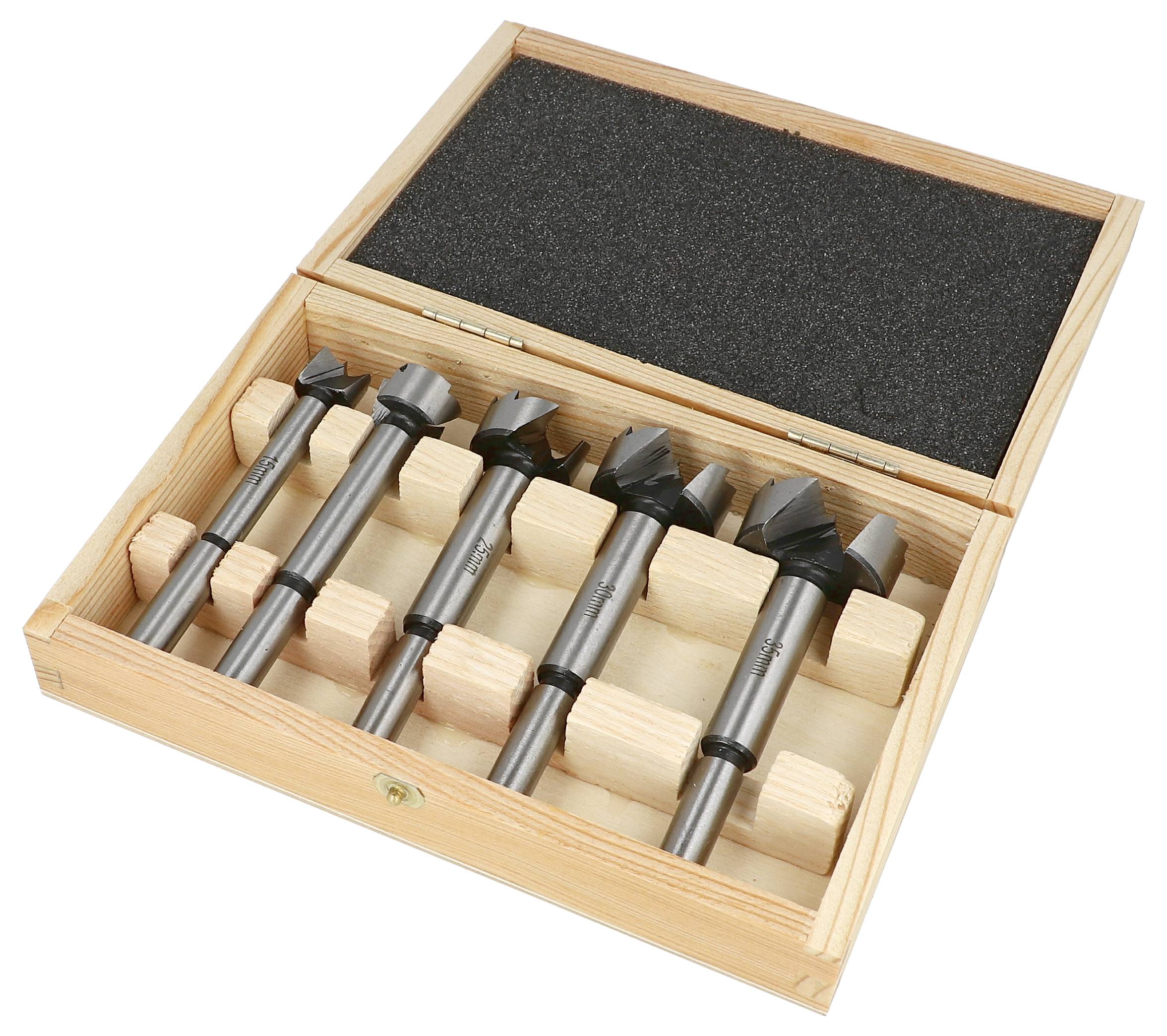 Holzkasten mit fünf Metallbohrern, die in Schaumstoffnuten angeordnet sind, mit geöffnetem Deckel.