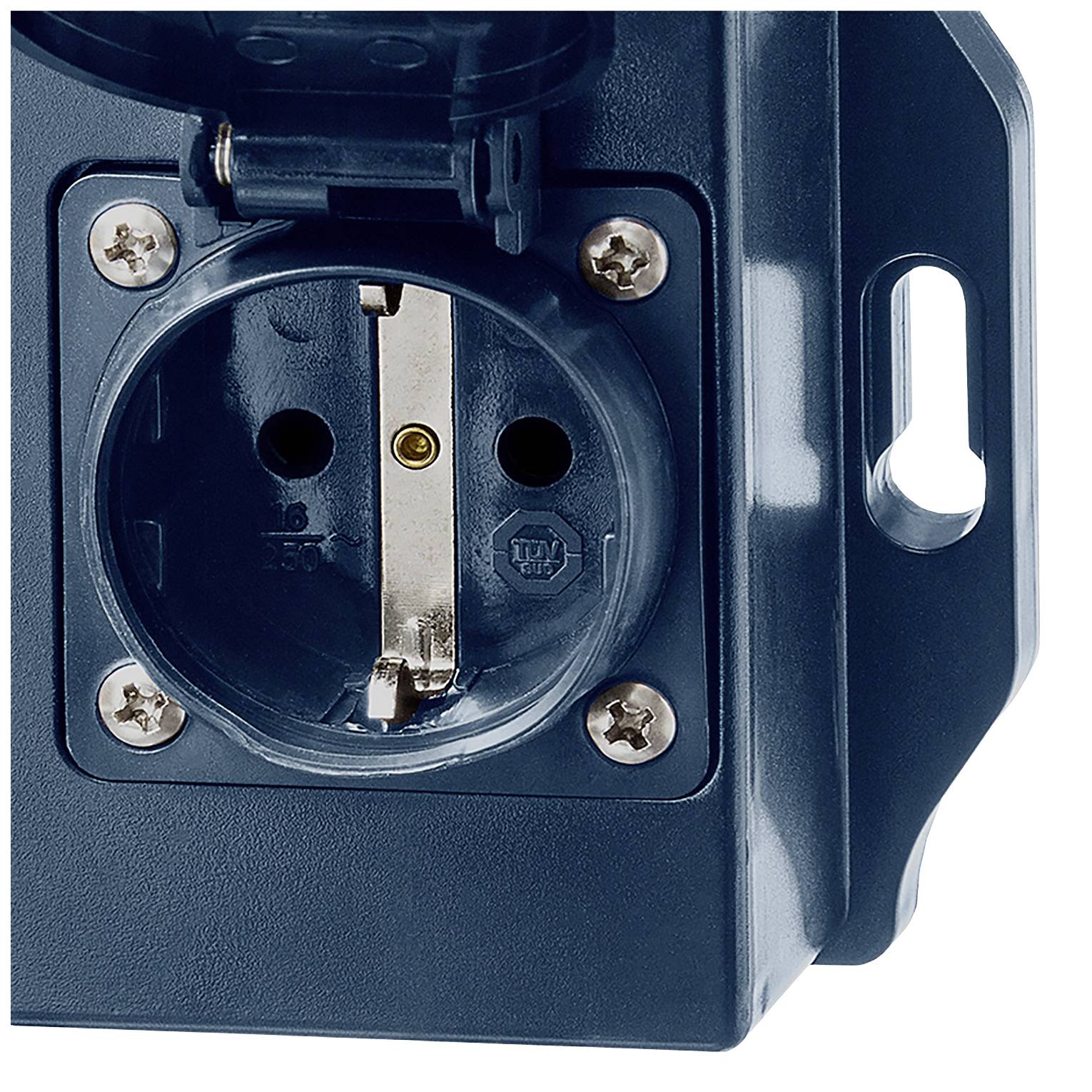 Ein schwarzer Schutzkontaktstecker mit erdungsstift in einer Outdoor-Steckdose. Die Abdeckung ist halb geöffnet, geeignet für Außenbereich.