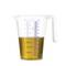 Ein transparenter Messbecher mit Griff, gefüllt mit einer gelben Flüssigkeit, zeigt Markierungen für Milliliter bis zu 1000 ml an.