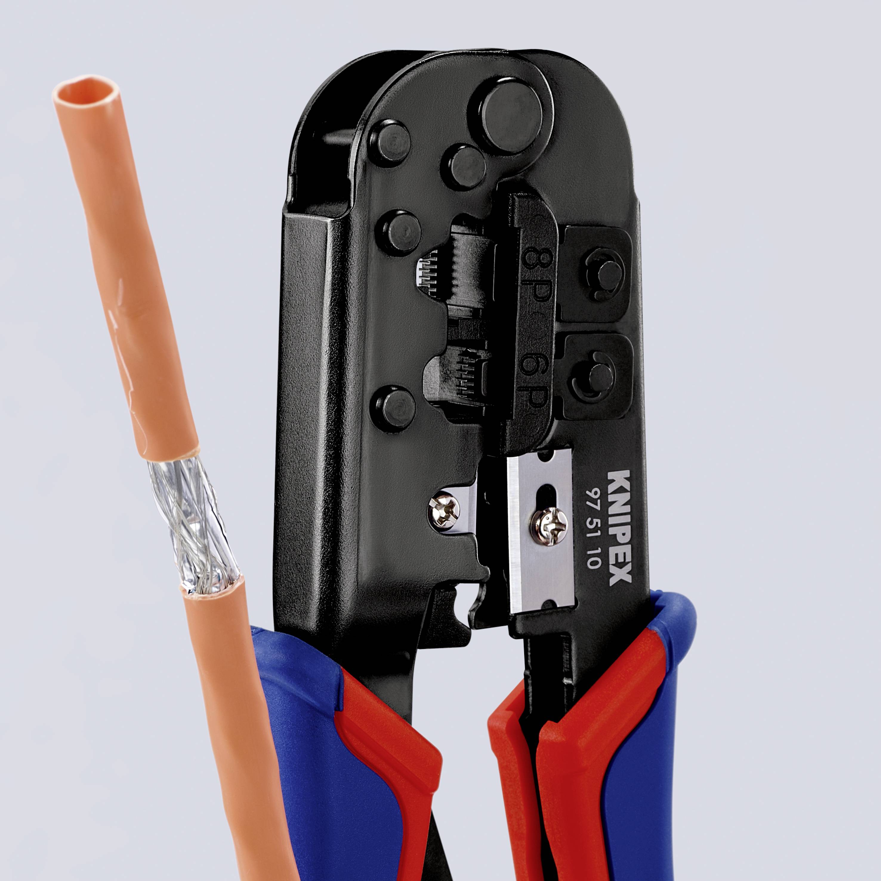 Krimpzange mit freigelegtem Kabel. Die Zange hat blaue und rote Griffe und ist für 8P/6P-Stecker geeignet.