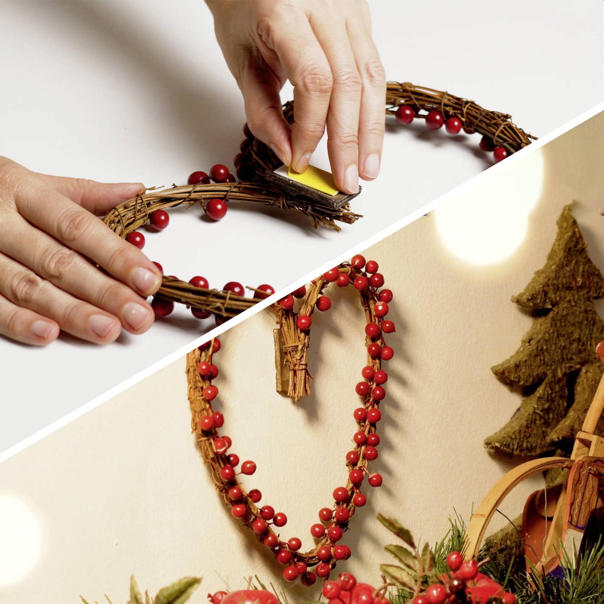 Eine Person arrangiert eine herzförmige Dekoration mit roten Beeren auf einem Tisch. Eine fertige Version mit einem Holzrentier ist unten abgebildet.