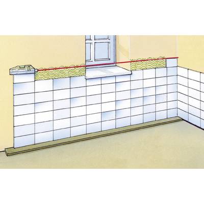 Fliesenanordnung an einer Wand mit Fenster, Wasserwaage oben; Fliesenkleber sorgt für Nivellierung und Ausrichtung der Fliesen.