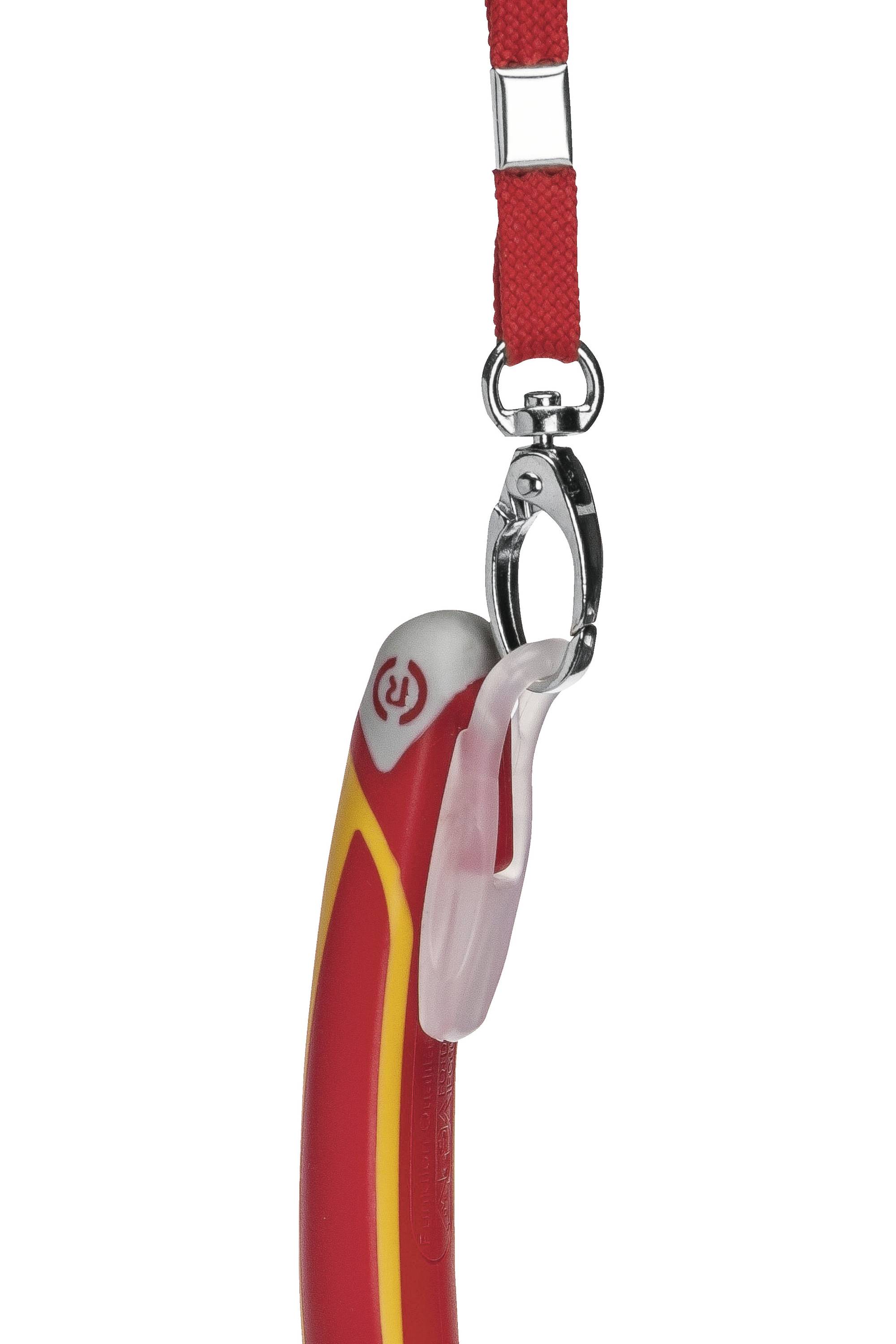 Ein roter und gelber Kletterkarabiner, der an einem roten Gurt befestigt ist, mit sichtbarem Verschlussmechanismus.
