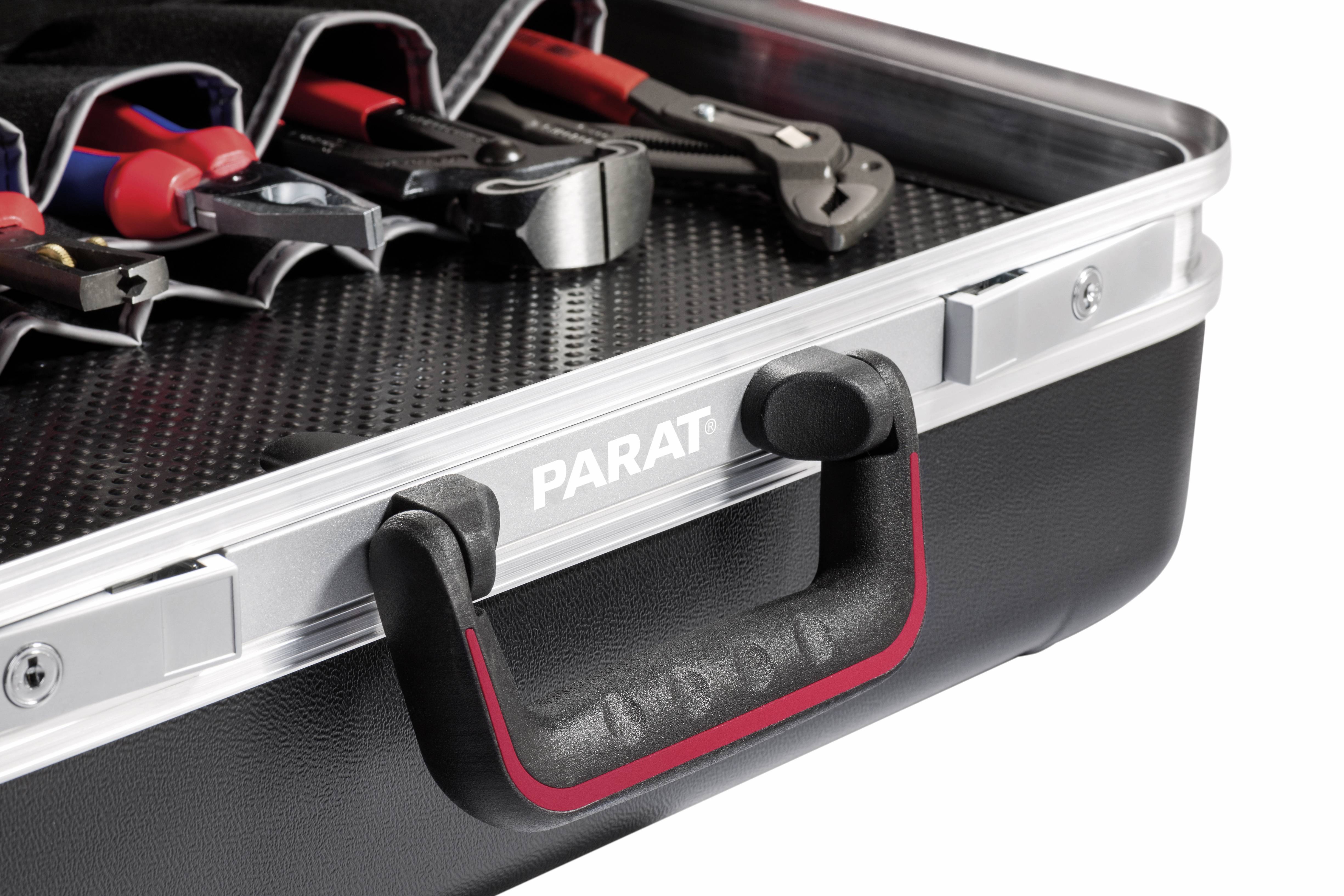 Ein Werkzeugkoffer aus Metall mit offenem Deckel, der verschiedene Handwerkzeuge wie Schraubendreher, Zangen und Gabelschlüssel zeigt.