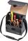 Offene schwarze Werkzeugtasche mit Schraubendrehern, Zangen und Maßband, sichtbar durch breiten Deckel, Schultergurt an der Seite.