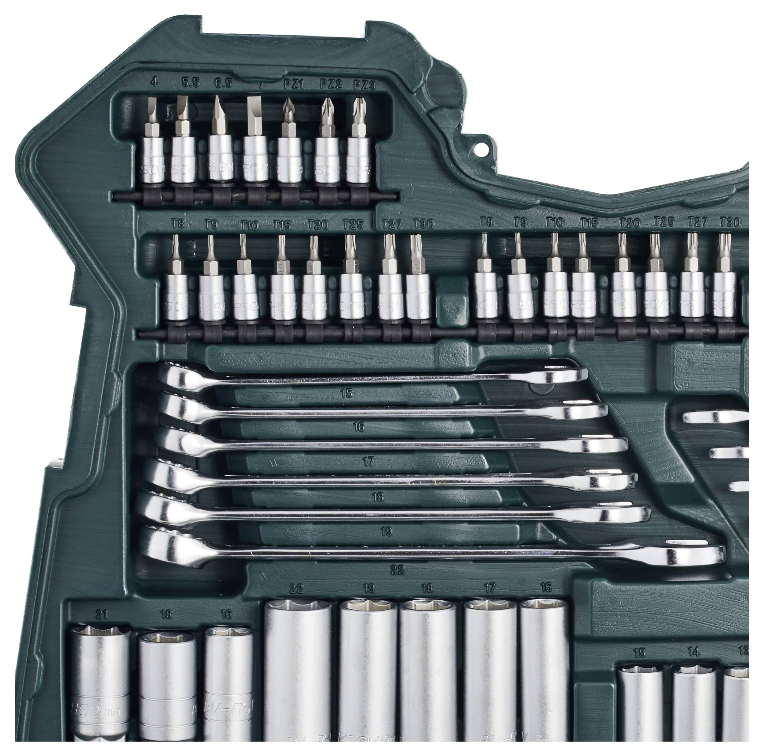 Werkzeugkoffer mit verschiedenen Bits, Schraubenschlüsseln und Stecknüssen in geordneter Reihenfolge. Ideal für Reparaturen.