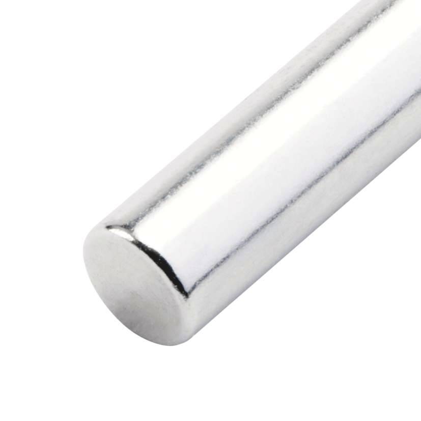 Ein silberfarbener, zylindrischer Metallstab auf weißem Hintergrund.