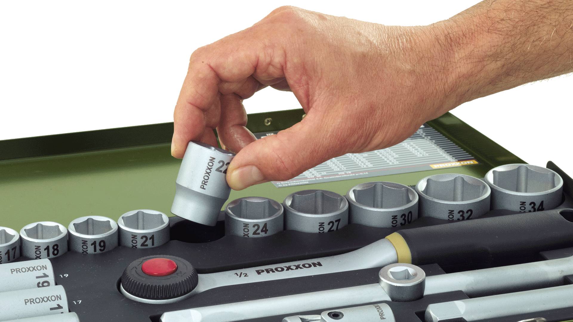Ein Werkzeugkasten wird geöffnet, eine Hand nimmt eine Stecknuss heraus. Stecknüsse sind nach Größe sortiert.