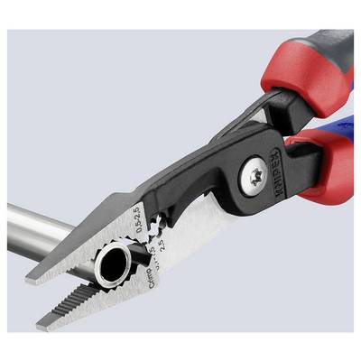 Zange, die ein Metallrohr umgreift und gezahnte Backen sowie ergonomische rote und blaue Griffe zeigt, die zum Schneiden und Halten entwickelt wurde.