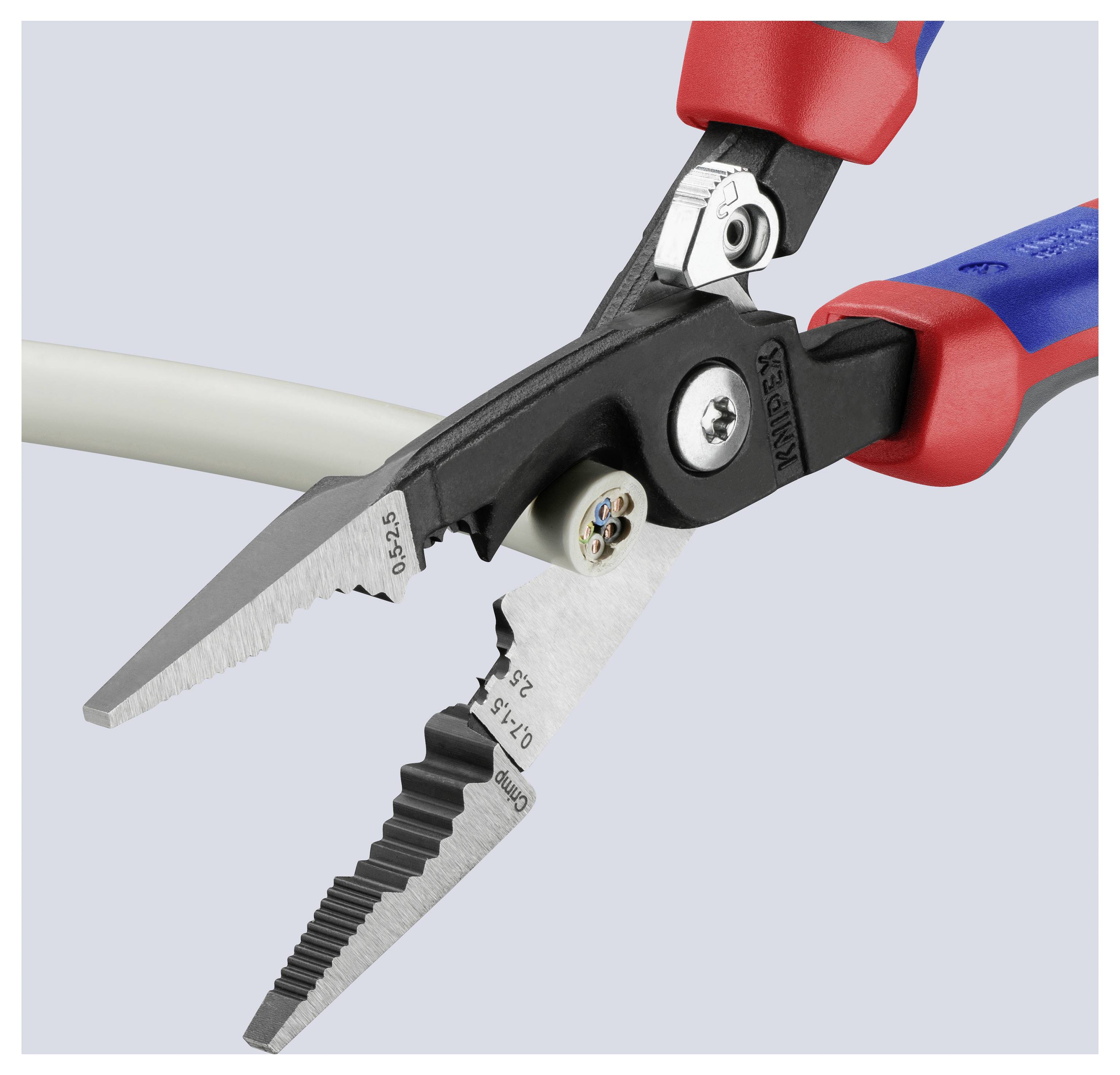 Abisolierzange, die ein Kabel aufschneidet und die innenliegenden Drähte freilegt; das Werkzeug verfügt über gezahnte und scharfe Schneidkanten mit roten und blauen Griffen.