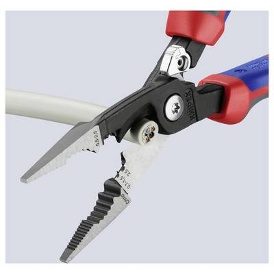 Abisolierzange, die ein Kabel aufschneidet und die innenliegenden Drähte freilegt; das Werkzeug verfügt über gezahnte und scharfe Schneidkanten mit roten und blauen Griffen.