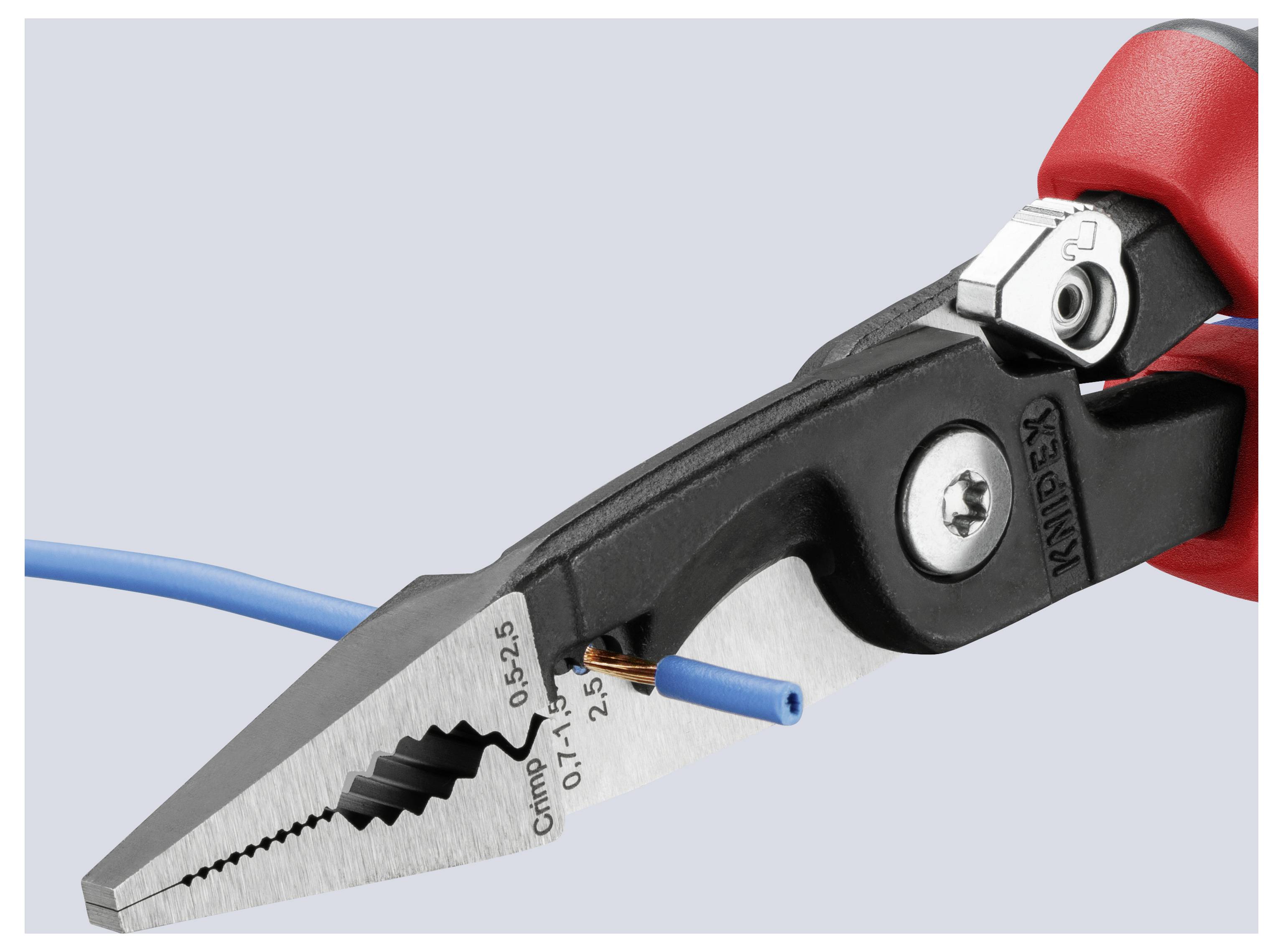 Zange mit rotem Handgriff und mehreren Funktionen hält ein blaues Kabel, mit einer Crimpungs- und Schneidsektion, die mit Größenmarkierungen versehen ist.