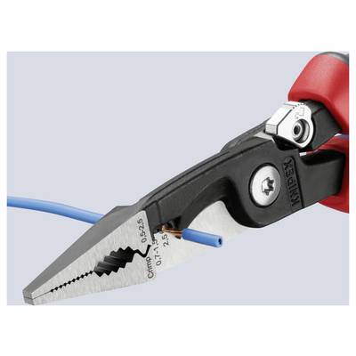 Zange mit rotem Handgriff und mehreren Funktionen hält ein blaues Kabel, mit einer Crimpungs- und Schneidsektion, die mit Größenmarkierungen versehen ist.