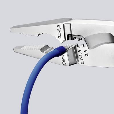 Zange klemmt ein blaues Kabel, Messbereiche auf der Zange sind sichtbar: '0,5-2,5', 'Crimp'. Hauptwerkzeug im Fokus.