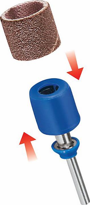 Ein blauer Adapter mit Metallstift zeigt, wie er in einen braunen Schleifaufsatz eingesetzt wird. Rote Pfeile zeigen die Bewegungsrichtung.