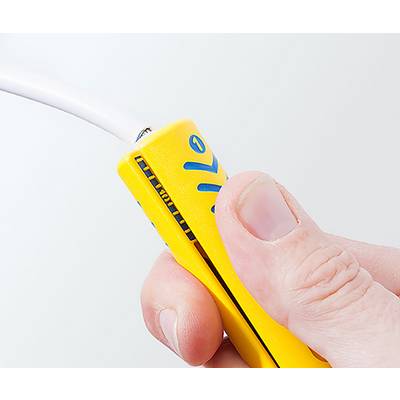 Eine Hand, die einen gelben Abisolierer verwendet, um die Isolierung eines weißen elektrischen Kabels abzuschneiden und dabei die Funktion und den Griff des Werkzeugs demonstriert.