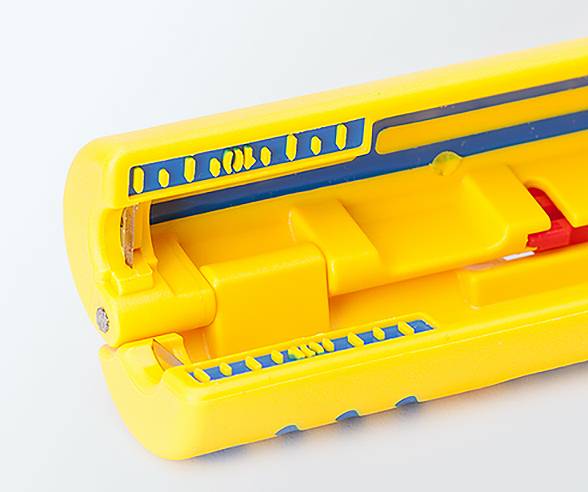 Ein gelbes Utility-Messer mit einziehbarer Klinge, wobei die Klinge teilweise ausgefahren ist.