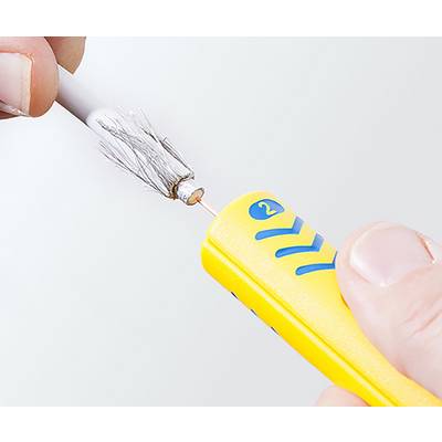 Eine Person, die mit einem gelben Kabelabisolierungswerkzeug Drähte von einem weißen Kabel freilegt, wobei Metallstränge und ein zentraler Kupferdraht sichtbar sind.
