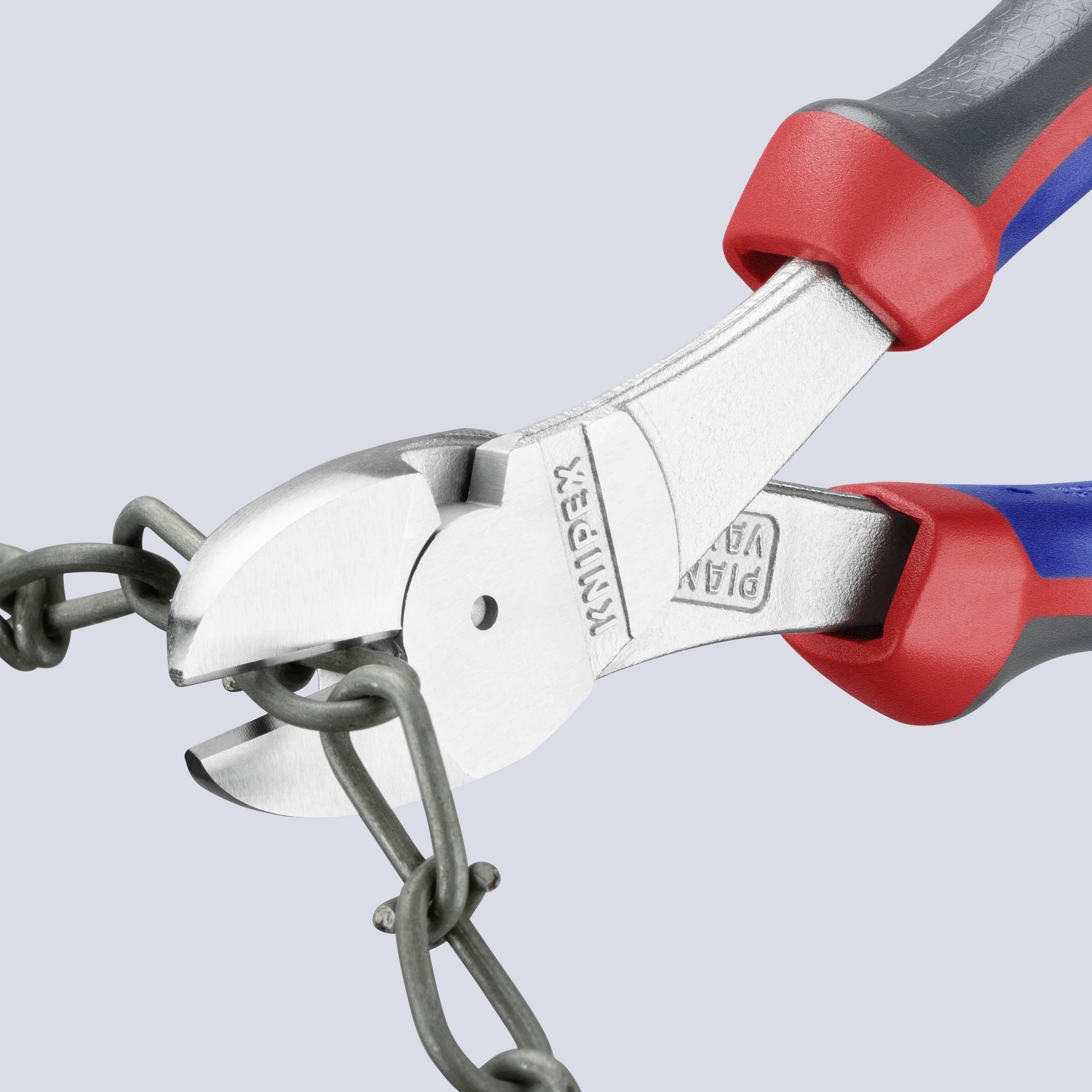 Ein Kabelschneider durchtrennt eine Metallkette. Die Zange hat Griffe in Blau und Rot.