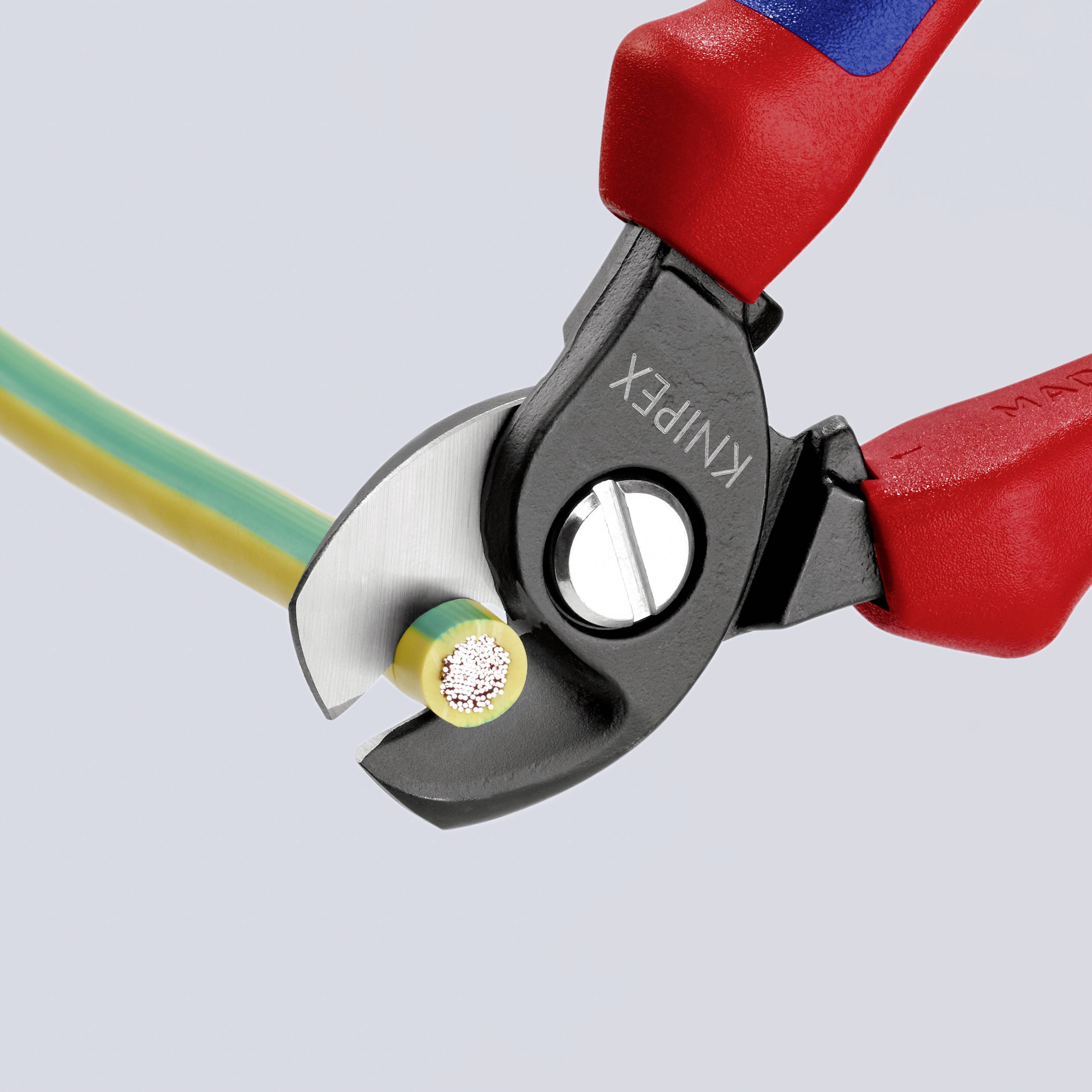 Zange schneidet isoliertes Kabel.