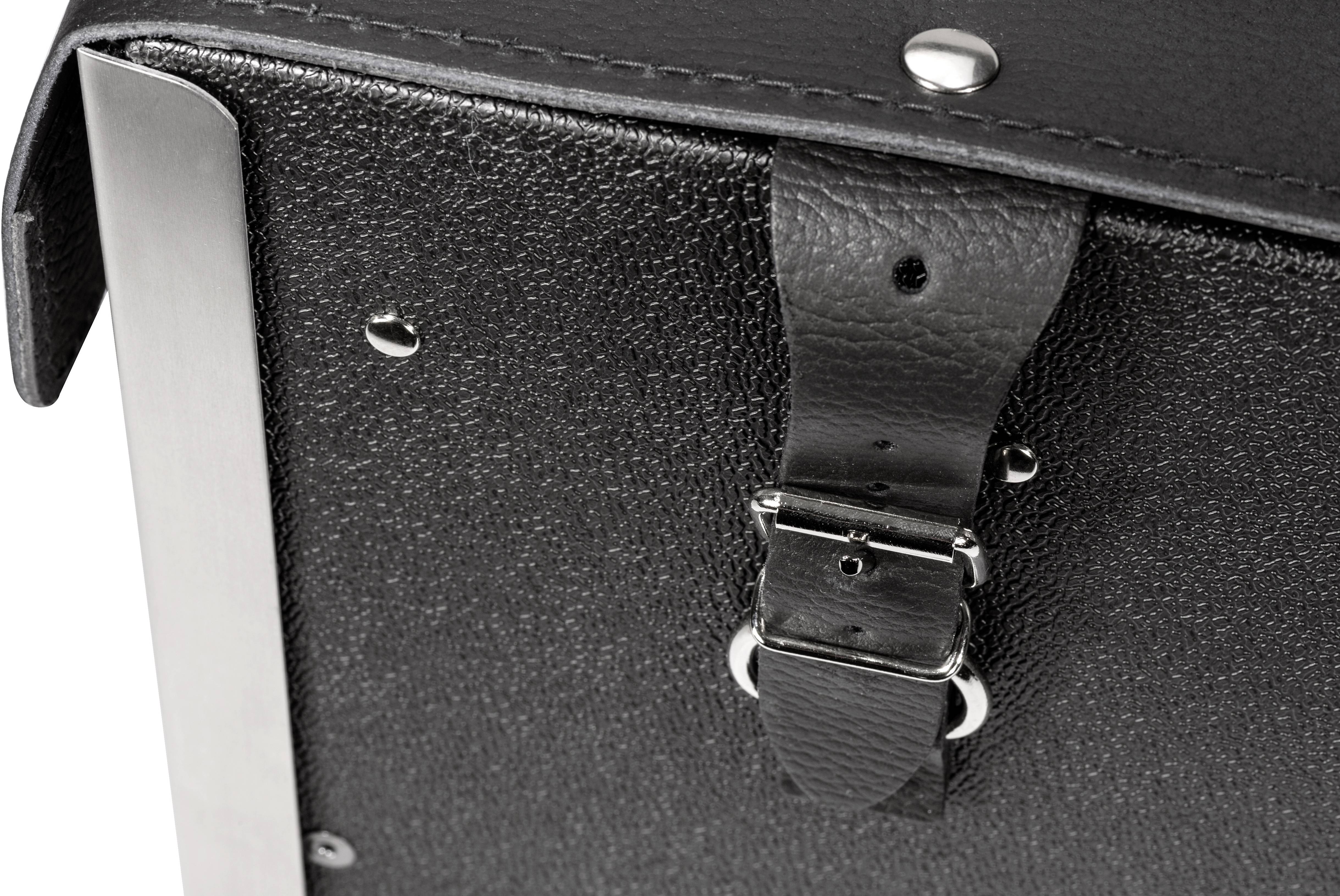 Nahaufnahme einer schwarzen Ledertasche mit Riemen und silbernen Schnallen. Die Tasche hat eine genoppte Oberfläche.