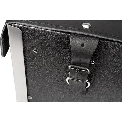 Nahaufnahme einer schwarzen Ledertasche mit Riemen und silbernen Schnallen. Die Tasche hat eine genoppte Oberfläche.