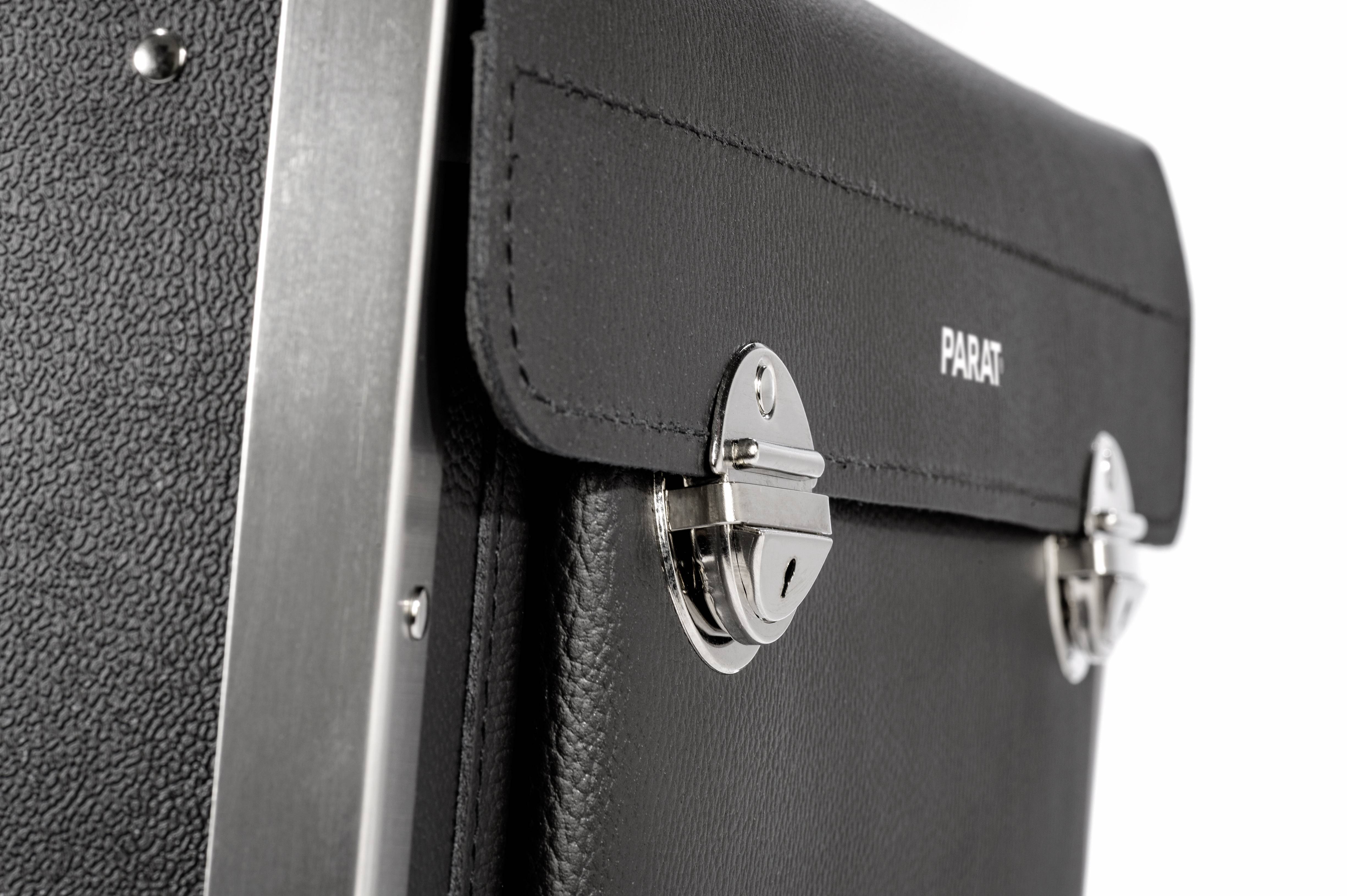 Schwarzer Ledertasche mit Metallverschlüssen und dem aufgedruckten Wort 'PARAT' auf der Vorderseite.