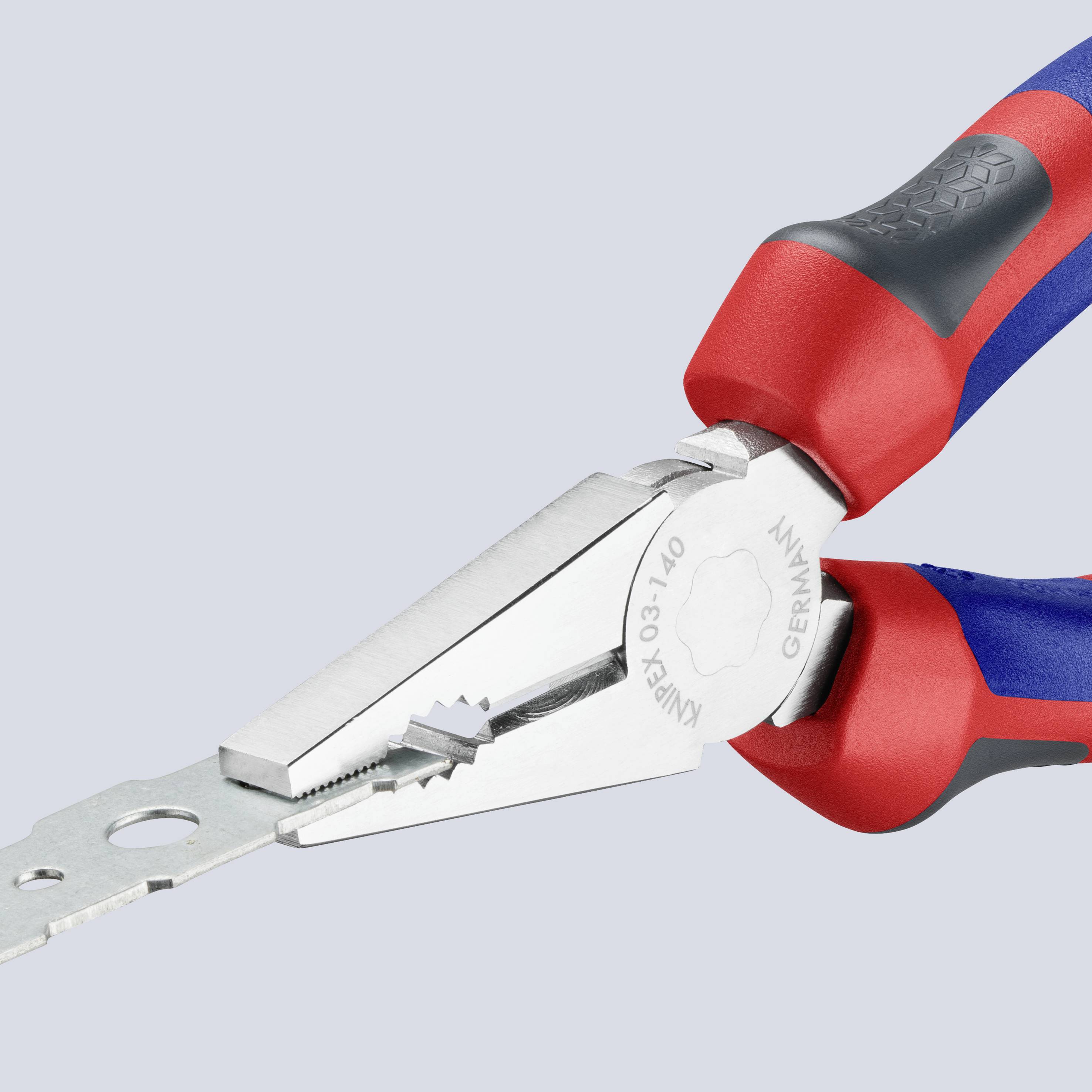 Kombizange mit rotem und blauem Griff, greift ein Metallstück. Geeignet für vielseitige Greif- und Schneidefunktionen in der Werkstatt.