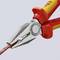 Beckenschnittzange schneidet ein Kabel ab. Roter und gelber isolierter Griff, silberne Zangenspitze geöffnet.