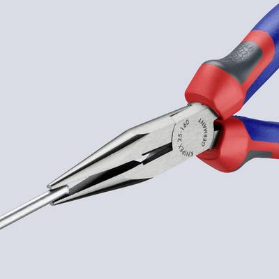 Eine rote und blaue Zange schneidet einen Draht. Ihre metallischen Spitzen sind scharf und für präzises Arbeiten ausgelegt.