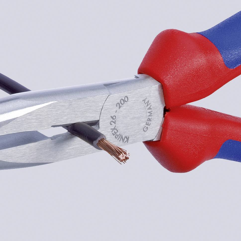 Zange schneidet isoliertes Kabel; rote und blaue Griffe sichtbar. Hauptthema: Werkzeugnutzung.