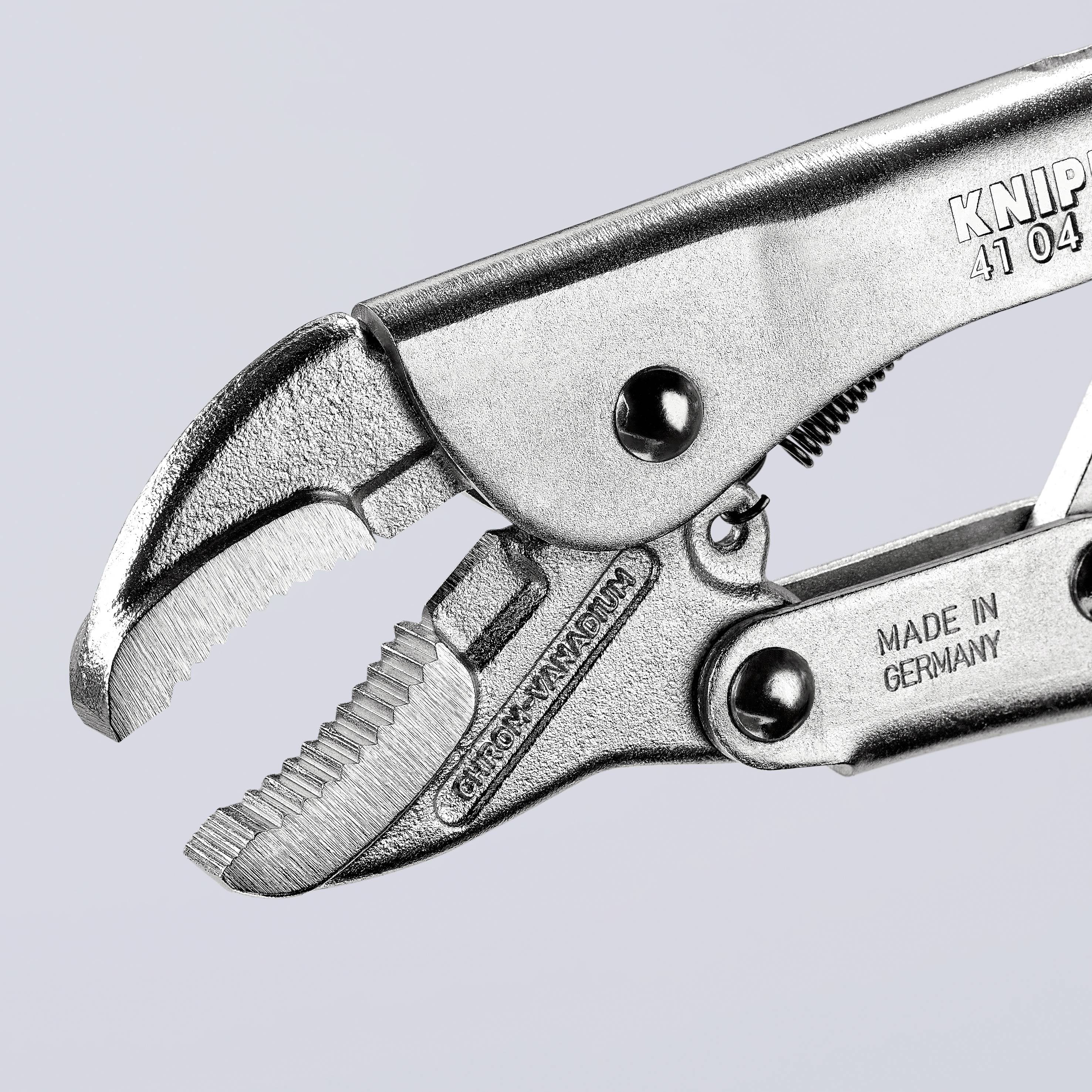 Zange mit Aufschrift 'Made in Germany', zeigt breite Greifflächen und gezahnte Kanten für vielseitige Anwendung.