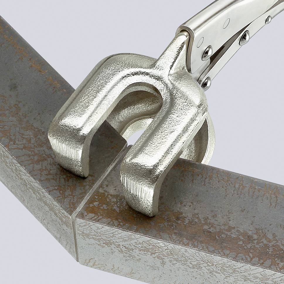 Eine silberne Zange schneidet einen rostigen Metallbalken.