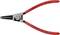 Eine rote Sicherungsringzange mit Metallbacken. Verwendet zum Einsetzen oder Entfernen von Sicherungsringen, 20–50 mm Spannweite.