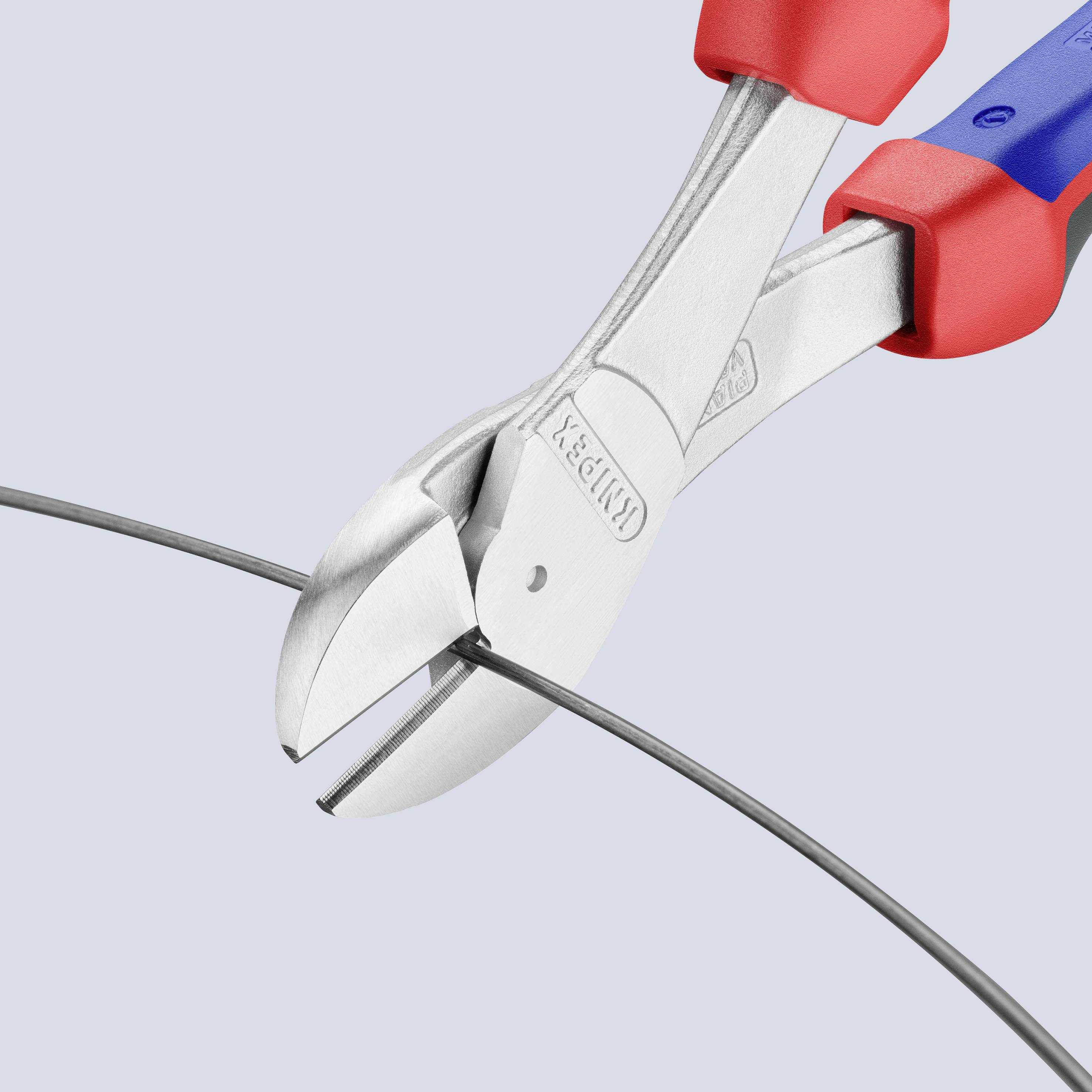 Seitenschneider, die einen dünnen Draht durchtrennen und dabei die Effektivität und Präzision des Werkzeugs demonstrieren. Die Zange hat rote und blaue Griffe.