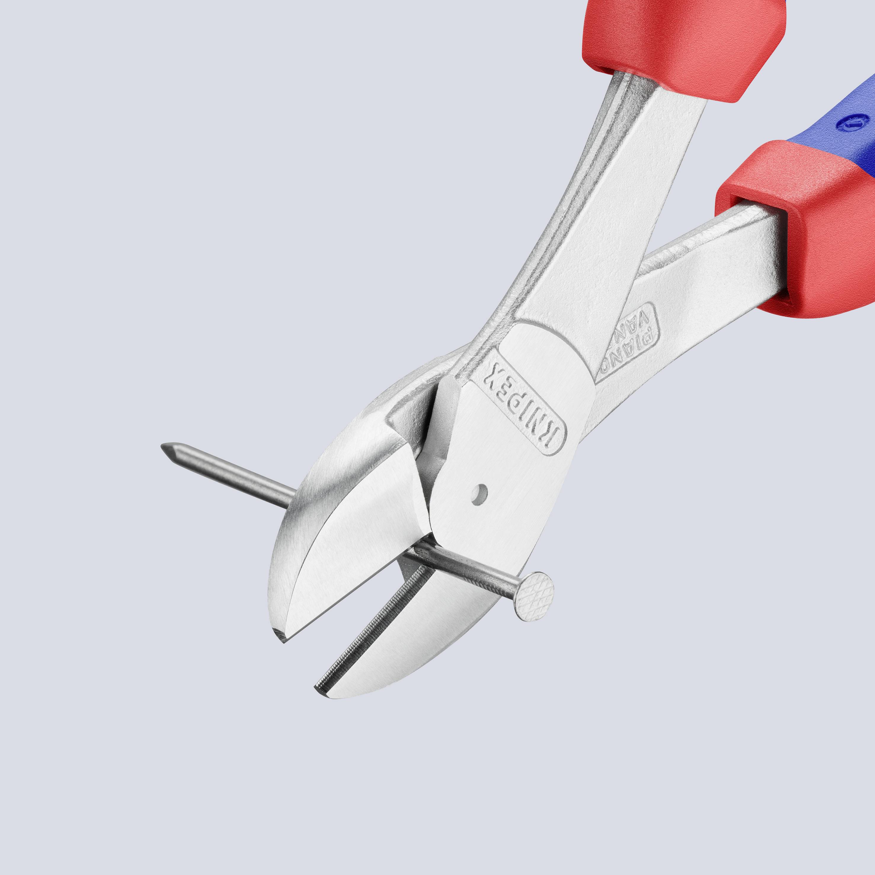 Eine Zange mit roten Griffen, die einen Metalldraht auf einem hellgrauen Hintergrund durchschneidet.