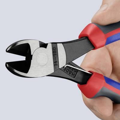 Seitenschneider mit rot-blauen Griffen wird in der Hand gehalten, bereit zum Schneiden.