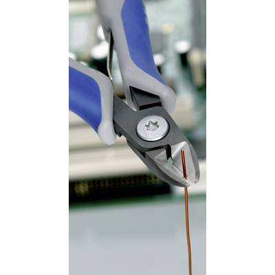 Nahaufnahme einer Zange mit blauen Griffen, die ein dünnes, orangefarbenes Kabel schneidet; im Hintergrund unscharfe Elektronik.