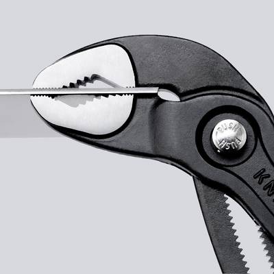 Ein schwarzer Schraubenschlüssel greift eine silberne Metallleiste. Der Druckknopfmechanismus ist sichtbar zur Anpassung der Öffnung.